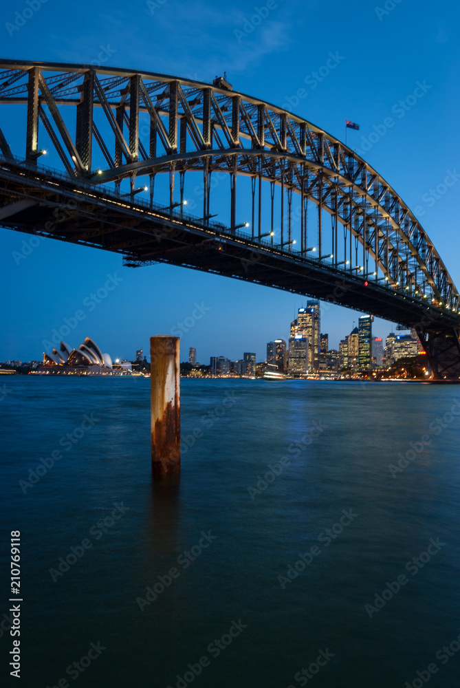 Fototapeta premium Sydney harbour in the evening