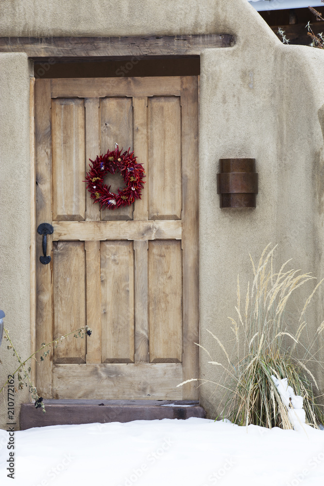 Fototapeta premium Drewniany hol wejściowy z wieńcem Ristra w Santa Fe w Nowym Meksyku