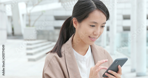 Canvas Print Business woman use of mobile phone