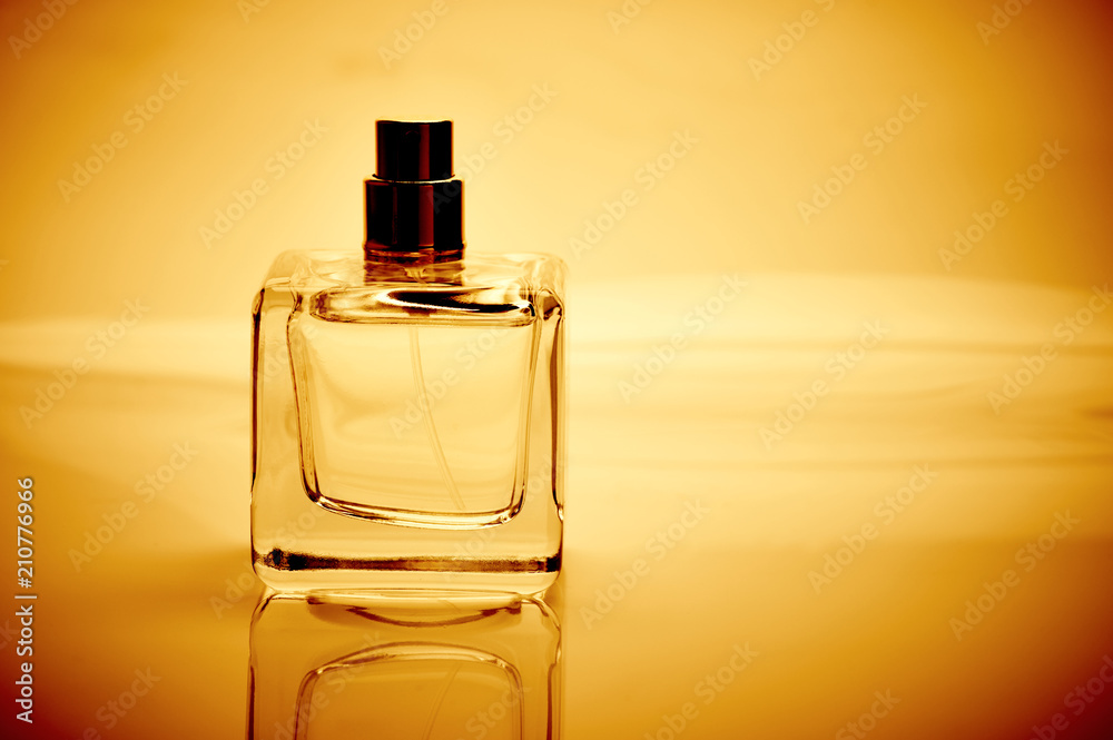 Single perfume bottle with spray Single perfume bottle with spray