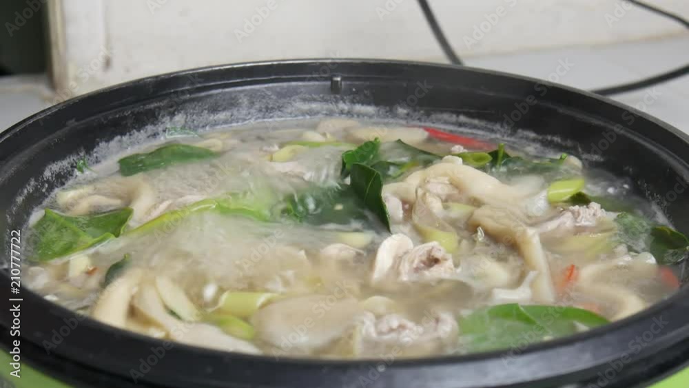 Main steps to make tom yum chicken. Main steps to make tom yum chicken.