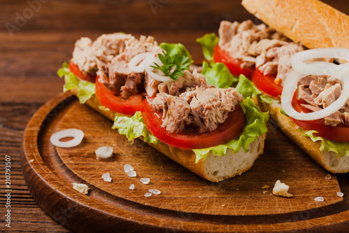 Foto Delicious tuna sandwich, served with lettuce, tomato and onion.