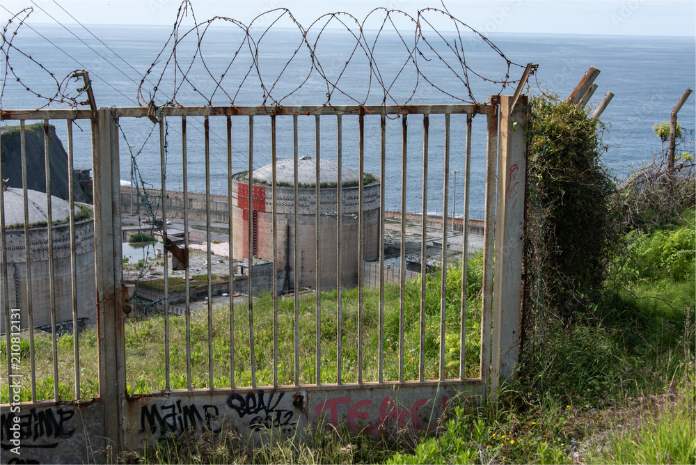 Obraz premium centrale atomique abandonnée à Urizar sur la côte nord de l'Espagne