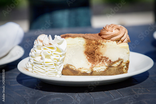 фотографія Cheesecake tiramisu with whipped cream on a dark background