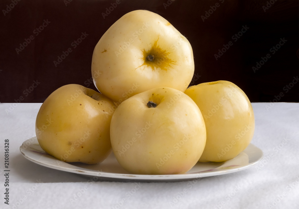 apples marinated on a plate