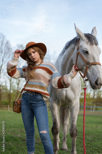 Девушка с лошадью. блондинка в шляпе. портрет девушки и лошади. фото на природе. лето фото. красивая девушка. девушка одна с природой
