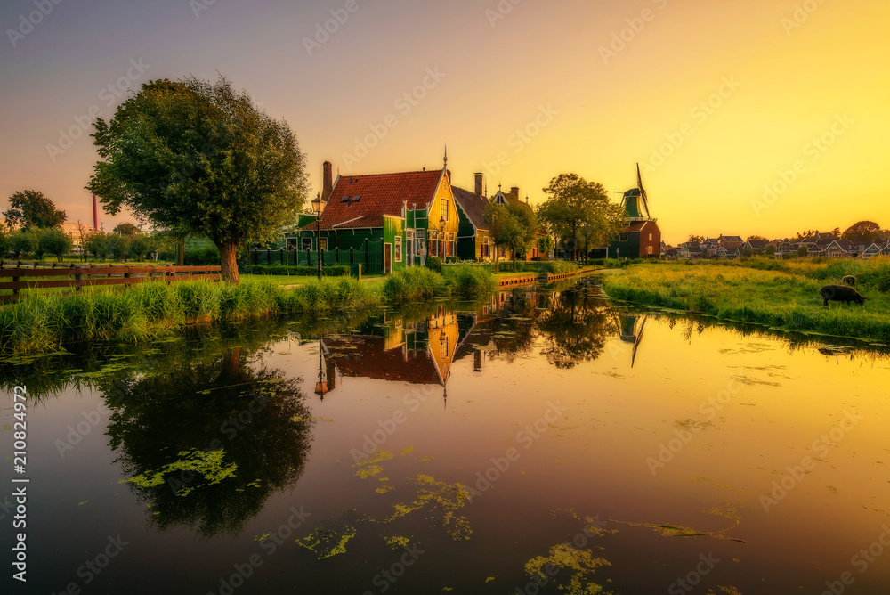 Fototapeta premium Zachód słońca nad wioską Zaanse Schans w Holandii