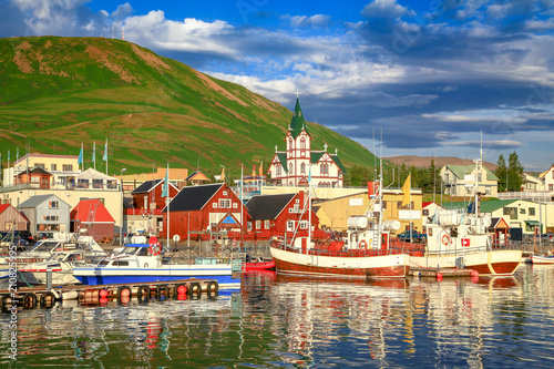 Obraz na płótnie Town of Husavik at sunset, Iceland w salonie