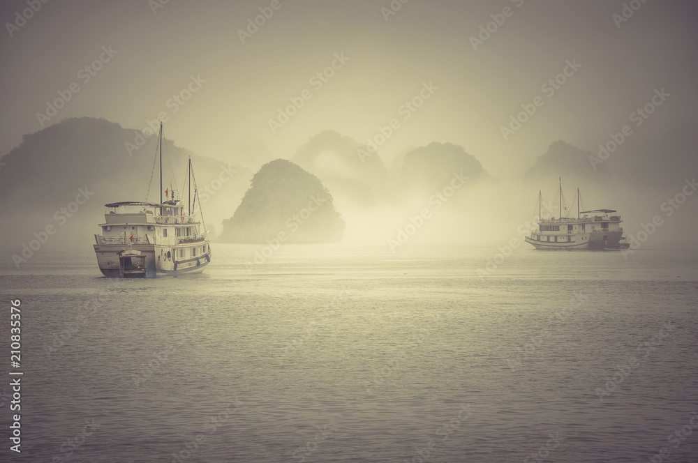 Obraz premium Misty Halong bay, Vietnam