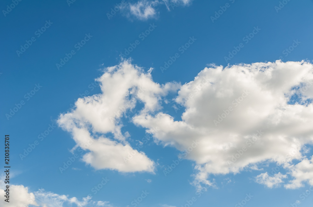 Blauer Himmel mit weißen Wolken 