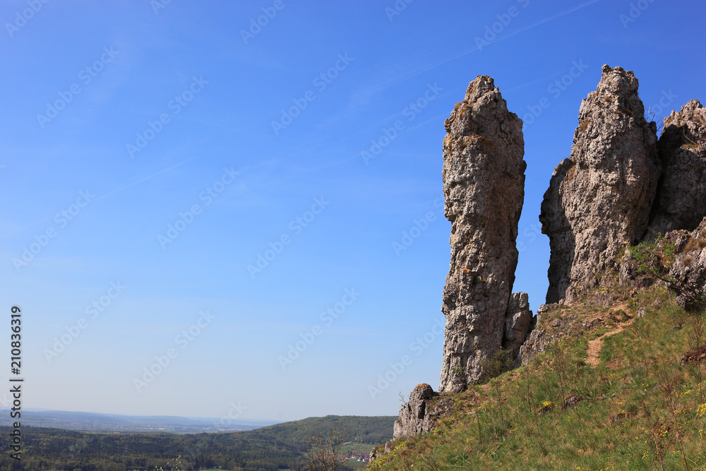 Ehrenbürg Gestein und der Walberla Felsen bei Kirchehrenbach, Wiesenthauer Nadel, Landkreis Forchheim, Oberfranken, Bayern, Deutschland