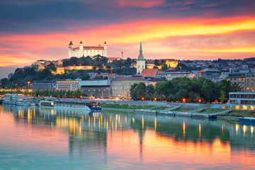 Fototapete Europa Bratislava Stadtpanorama bei Sonnenuntergang  © rudi1976
