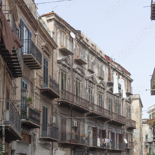 verfallene Graue Hausfassade, Altstadtgasse, Palermo