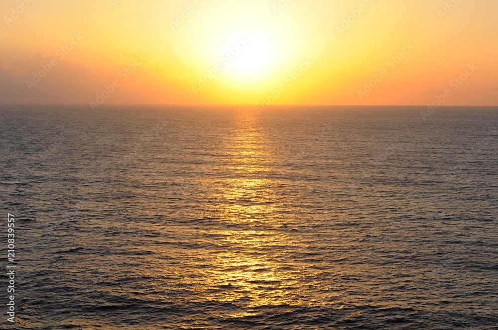 Obraz premium Beautiful sunset view from a cruise on Caribbean sea