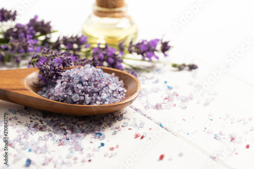 wohlriechendes aromabad mit badesalz aus lavendel photo