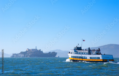 Foto Tourist boat in San Francisco Bay  Alcatraz Island excursion tour