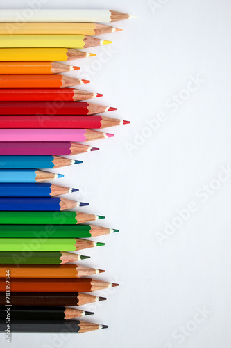 Bild mit vielen bunten Stiften Schulanfang Einschulung