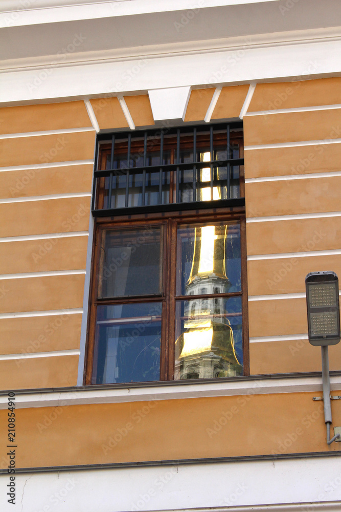 Obraz premium Windows and doors in the wall of an old house