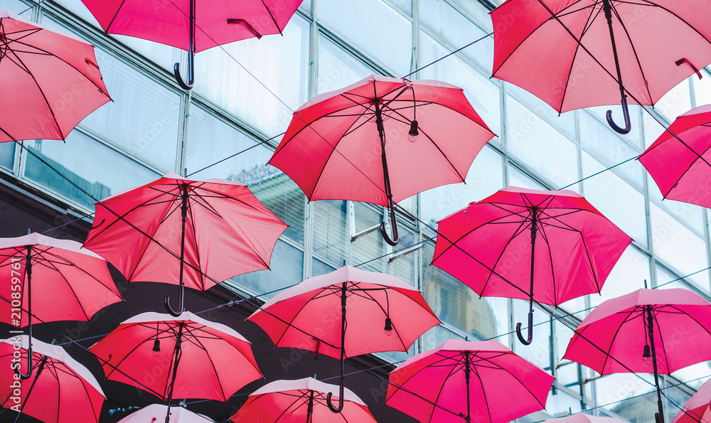 Obraz premium Umbrellas hanging between two buildings