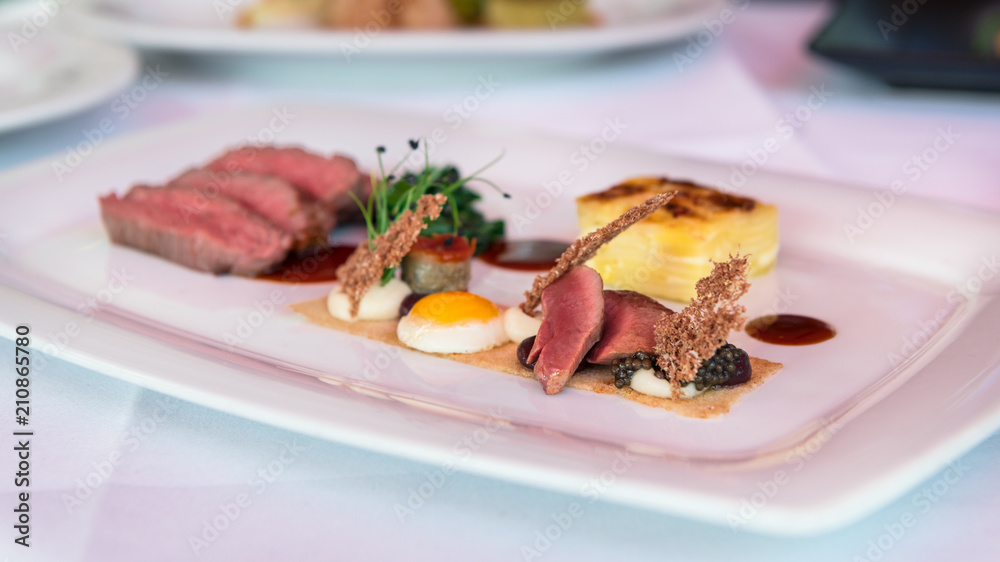 Fine Dining Gourmet Michelin Restaurant Essen serviert in einem Gourmet Restaurant Fine Dining Gourmet Michelin Restaurant Essen serviert in einem Gourmet Restaurant
