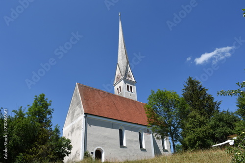 Bad Endorf, Mauerkirchen, Kirche, Gotteshaus, Turm, Kirchturm, Uhr, Turmuhr, Sonnenuhr, Tor, Pforte, Holztür, Tür, Treppe, Stufen, Simssee, Denkmal, Hügel, Fenster photo