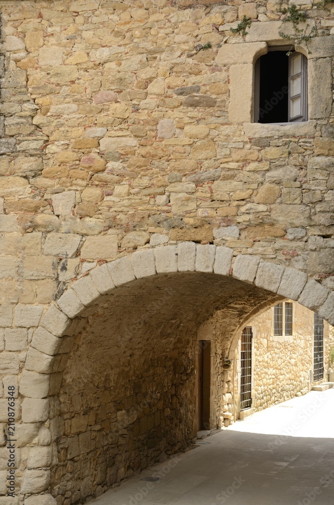 Fototapeta premium Archway in Peratallada, Girona, Spain