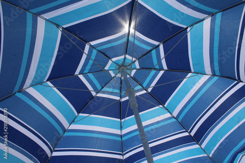 parasol bleu sur une plage photo