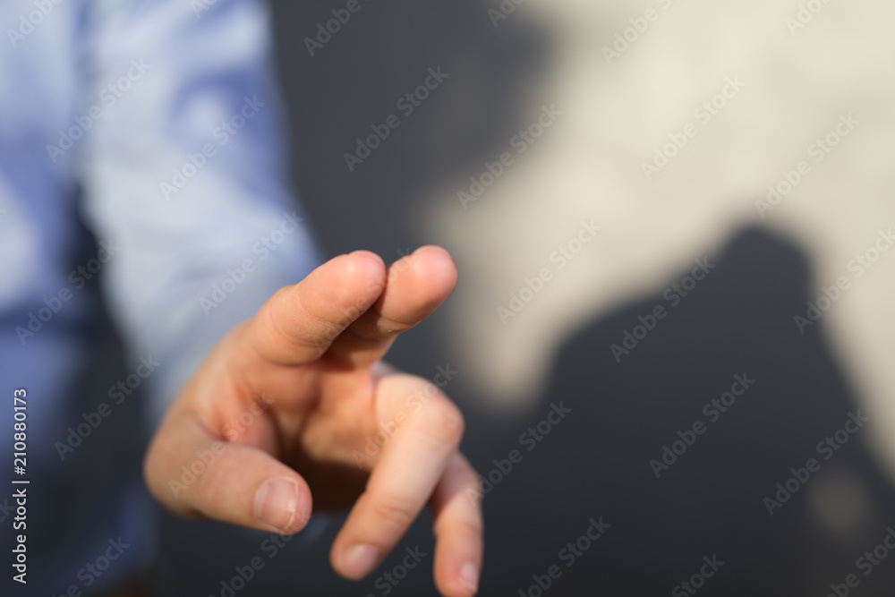 Naklejka premium Businessman pressing button on virtual screen