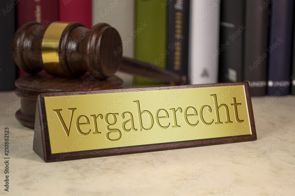 Schreibtischschild mit Richterhammer Vergaberecht Schreibtischschild mit Richterhammer Vergaberecht
