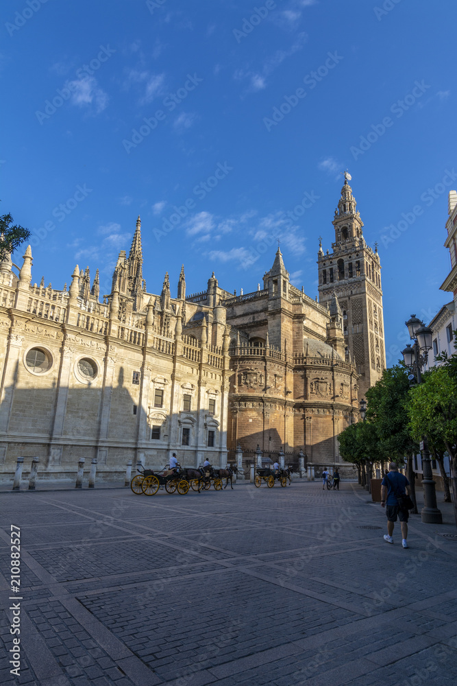 La Giralda , torre  campanario de la Catedral de Sevill