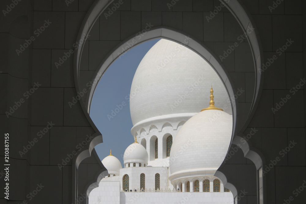 kopuły białego meczetu na tle niebieskiego nieba w Abu Dhabi, Zjednoczone Emiraty Arabskie