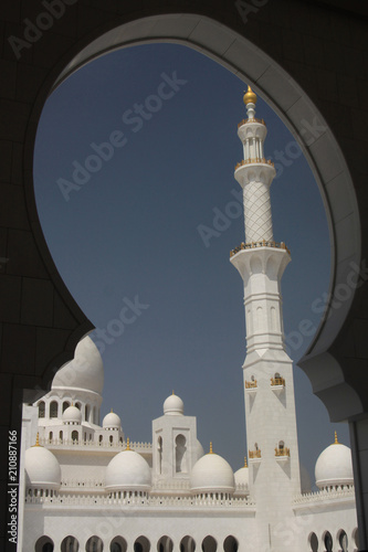 kopuły i minarety białego meczetu w Abu Dhabi, Zjednoczone Emiraty Arabskie 