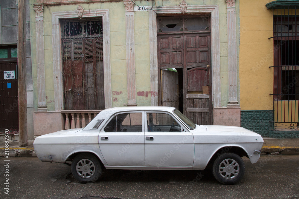 Schöner weißer Oldtimer auf Kuba (Karibik)