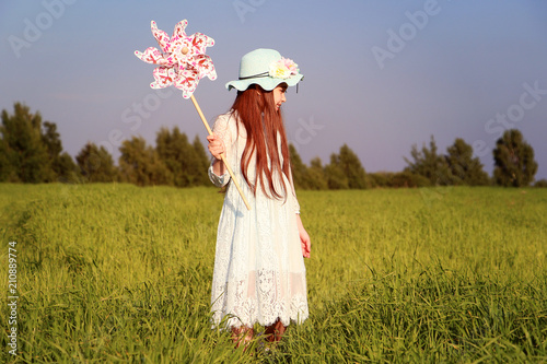 красивая счастливая девочка в поле в солнечных лучах наслаждается природой, концепция жизни и свободы
