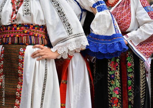 Fotografia Beautiful traditional Romania costumes from Dobrogea , Romania