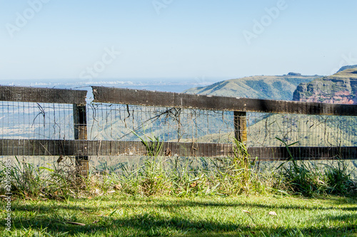 Cerca de madeira no campo
