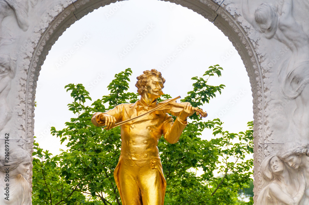 Obraz premium Statue of Johann Strauss in Vienna Stadtpark