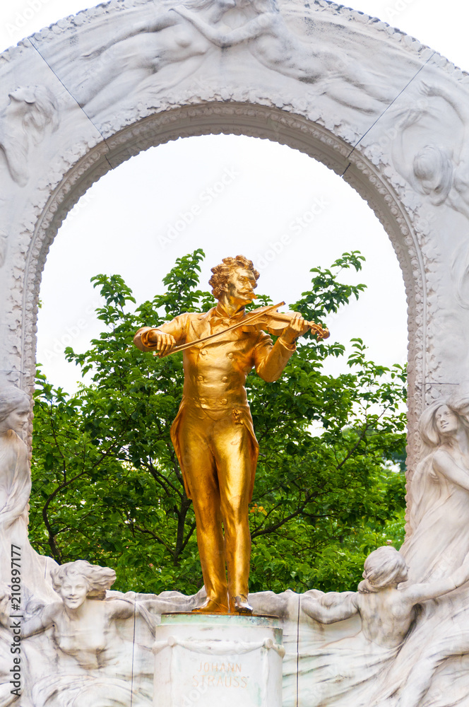 Fototapeta premium Statue of Johann Strauss in Vienna Stadtpark