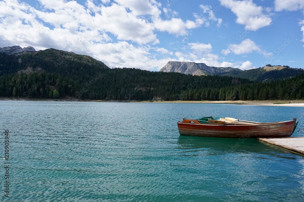 Einsames Boot auf dem See