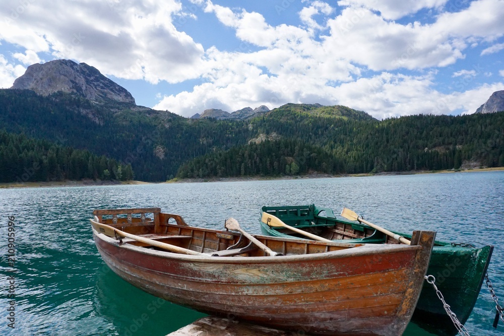 Zwei Boote auf einsamen See