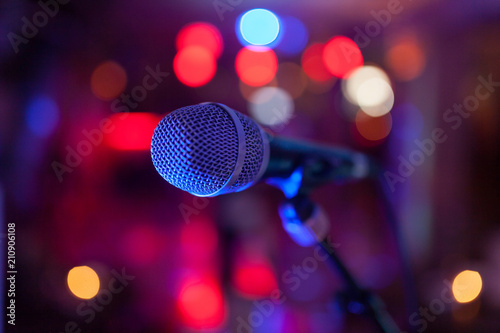 Image of a microphone in the concert hall. 