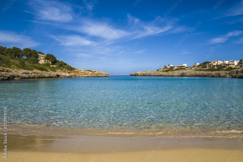 Strandurlaub Sommer Mallorca sonnig mit blauen Himmel