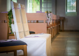 Hochzeitsstühle in einer Kirche