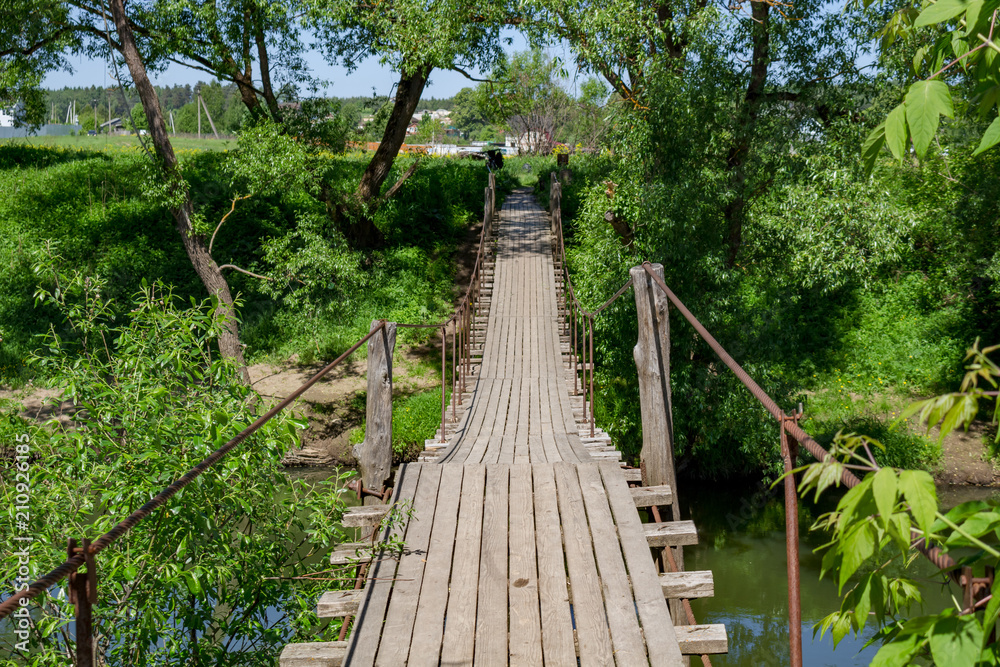 Fototapeta Zwyczajny zawieszenie most nad rzecznym Luzha. Rejon Maloyaroslavetsky, region Kaluzhskaya, Rosja