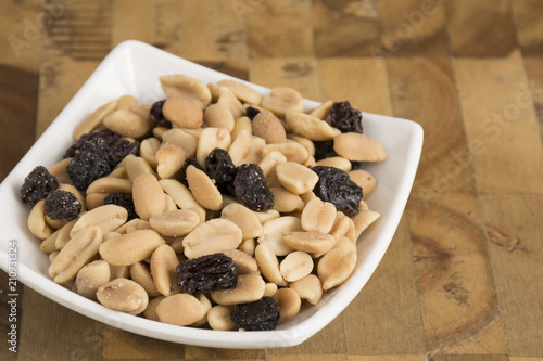 Salted peanut seeds with raisins 