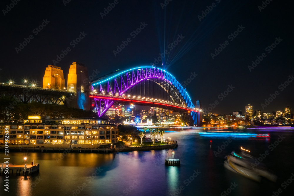 Fototapeta premium Wypełnienie luki: z przeszłości, ale w przyszłość - Sydney Harbour Bridge, Australia