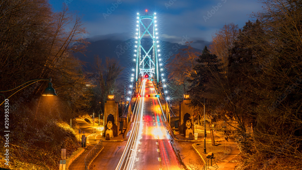 Fototapeta premium Most Lions Gate, North Vancouver, Kolumbia Brytyjska - Kanada. Długa ekspozycja mostu w mglistą noc.