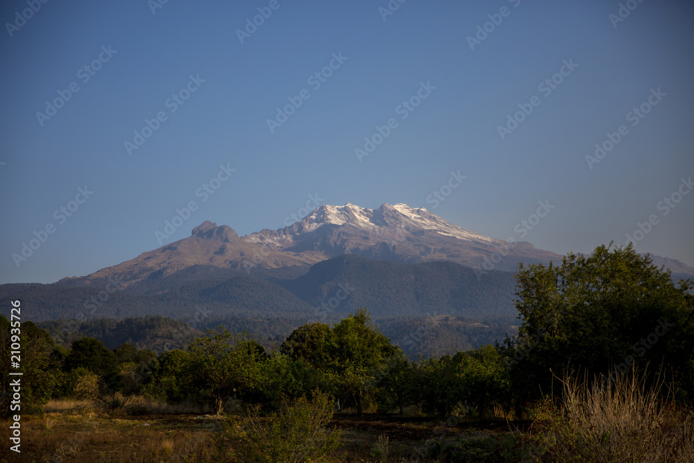 Iztaccíhuatl o Mujer dormida es una de los volcanes montaña más antiguos de Mexico
