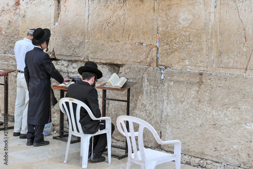 Bilde på lerret Religious Jews pray at the Western Wall in Jerusalem