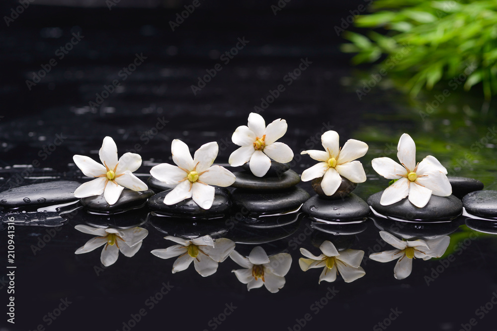 Naklejka Spa martwa natura z kamykami i gardenią z zielonym liściem